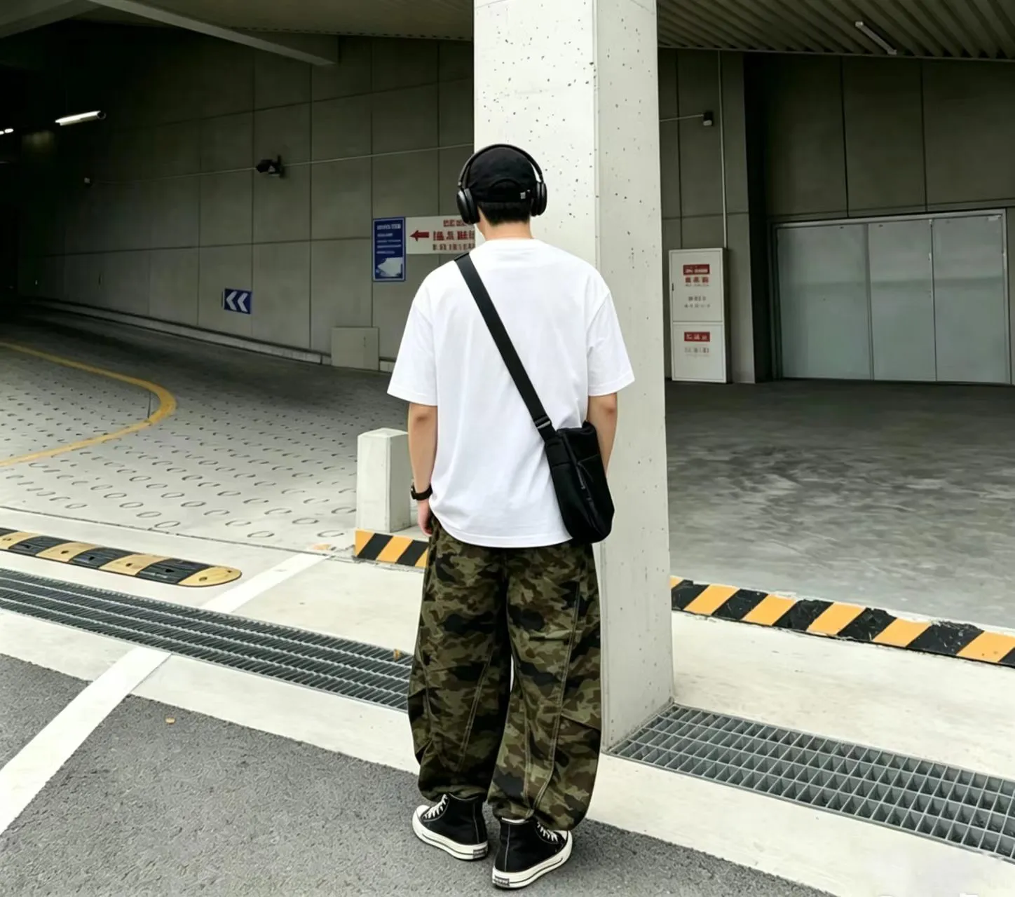 √
